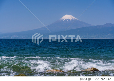 （静岡県）大瀬崎（おせざき）先端から見る、海越しの富士山 77192132