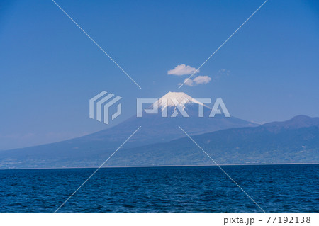 (静岡県)大瀬崎(おせざき)先端から見る、海越しの富士山 (静岡県)大瀬崎(おせざき)先端から見る、海越しの富士山 77192138
