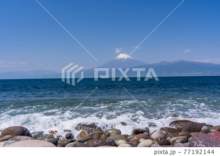 （静岡県）大瀬崎（おせざき）先端から見る、海越しの富士山 77192144