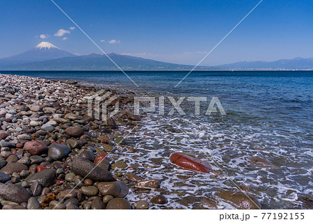 （静岡県）大瀬崎（おせざき）先端から見る、海越しの富士山 77192155