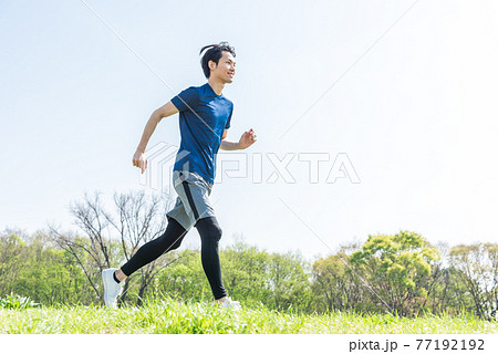 公園でランニングをする若い男性 公園でランニングをする若い男性 77192192