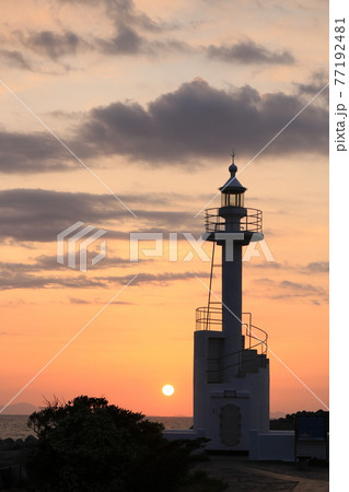 夕暮れの灯台　その2～鹿児島県いちき串木野市　長崎鼻さのさ灯台～ 77192481
