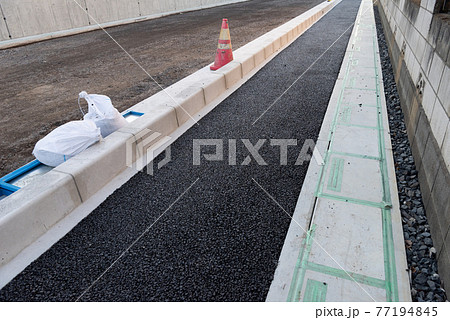 進行中の道路舗装工事 77194845
