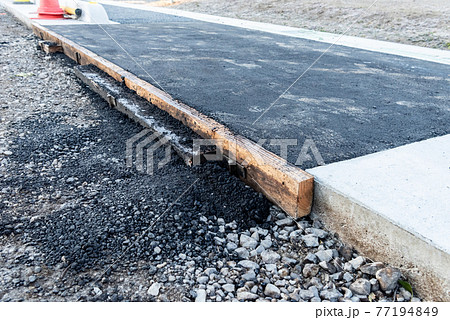 進行中の道路舗装工事 77194849