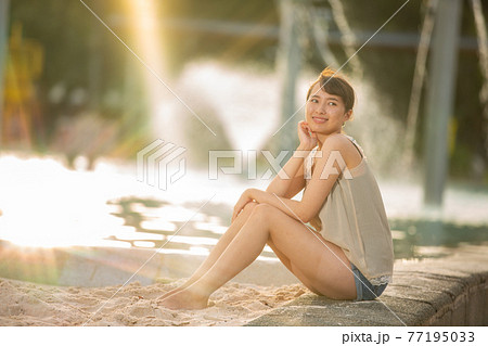 ラグーンプール前に座る光の中の彼女 ラグーンプール前に座る光の中の彼女 77195033