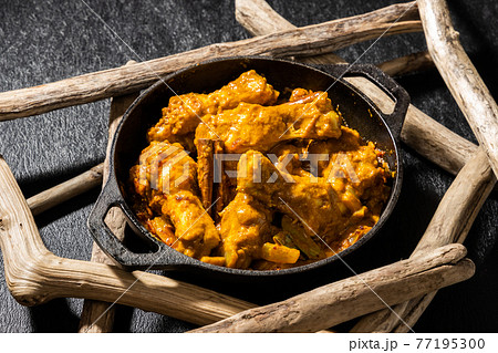 チキンカレー　Asian style very spicy chicken curry  77195300