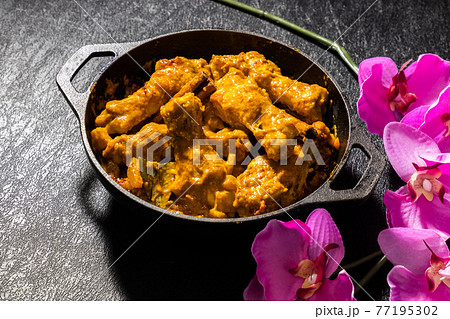 チキンカレー　Asian style very spicy chicken curry  77195302