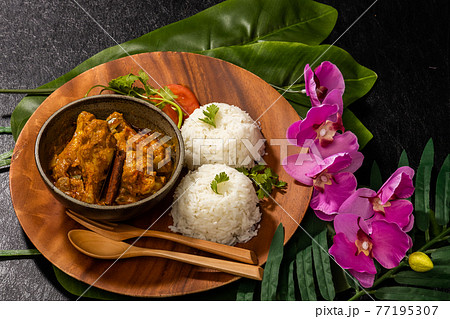 チキンカレー　Asian style very spicy chicken curry  77195307