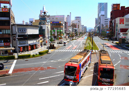 豊橋市、駅前大通と路面電車の風景 77195685