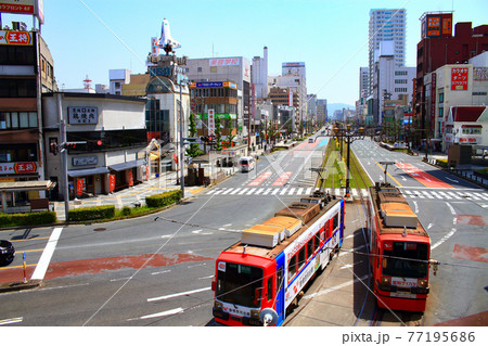 豊橋市、駅前大通と路面電車の風景 豊橋市、駅前大通と路面電車の風景 77195686