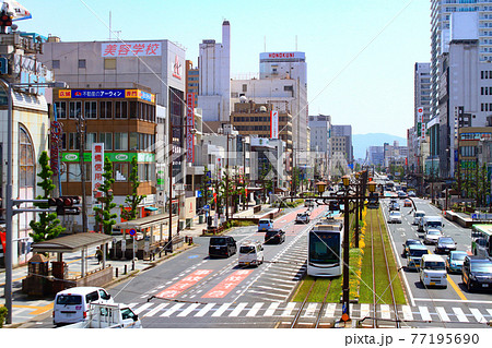 豊橋市、駅前大通と路面電車の風景 77195690