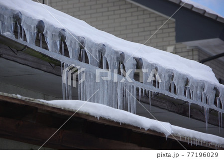 凍結する雨どい　つららで変形する雨どい 77196029