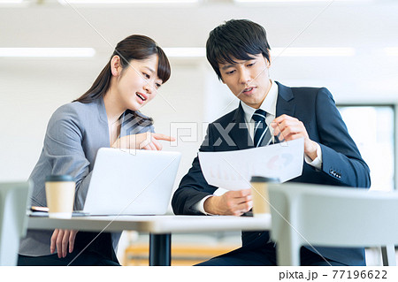 会議 打ち合わせ プレゼン チーム ビジネス オフィス ビジネスマン 会議 打ち合わせ プレゼン チーム ビジネス オフィス ビジネスマン 77196622