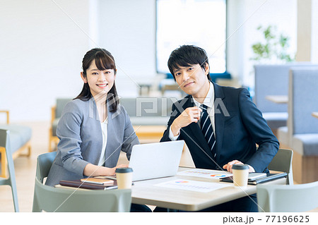 会議 打ち合わせ プレゼン チーム ビジネス オフィス ビジネスマン 会議 打ち合わせ プレゼン チーム ビジネス オフィス ビジネスマン 77196625