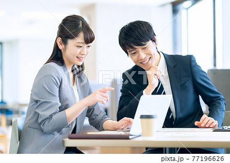 会議 打ち合わせ プレゼン チーム ビジネス オフィス ビジネスマン 会議 打ち合わせ プレゼン チーム ビジネス オフィス ビジネスマン 77196626