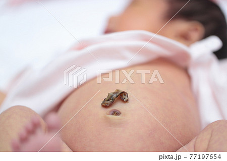 臍の緒が取れた新生児の女の子の写真素材