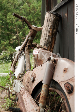 Abandoned rusted motorbike 77197842