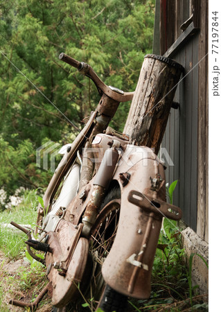 Abandoned rusted motorbike Abandoned rusted motorbike 77197844