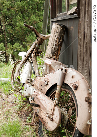 Abandoned rusted motorbike Abandoned rusted motorbike 77197845