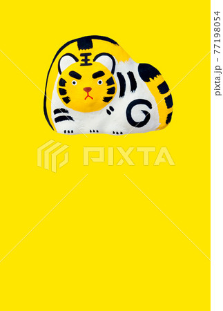 寅年の年賀状素材【黄色背景】 77198054
