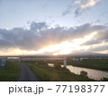 いつか見た夕暮れ。懐かしのレトロな風景。コロナ禍の昭和の日の一枚。 77198377