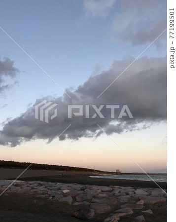 海岸で見た雲 77199501