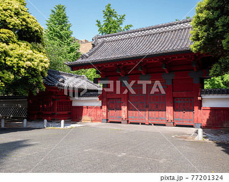 閉まっている東京大学赤門 77201324