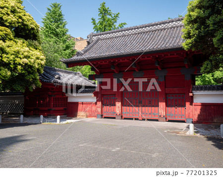 閉まっている東京大学赤門 77201325