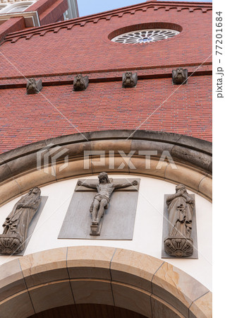 浦上天主堂。入り口上部の彫刻。 浦上天主堂。入り口上部の彫刻。 77201684