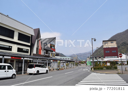 栃木県日光市 鬼怒川温泉駅前の街並み 77201811