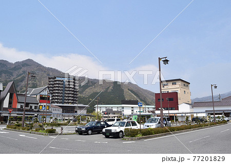 栃木県日光市 鬼怒川温泉駅前の街並み 77201829