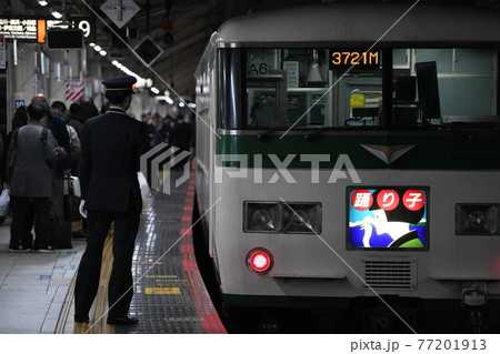 日本の電車の通勤風景 日本の電車の通勤風景 77201913