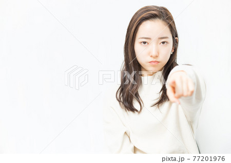 正面を指さす女性 77201976