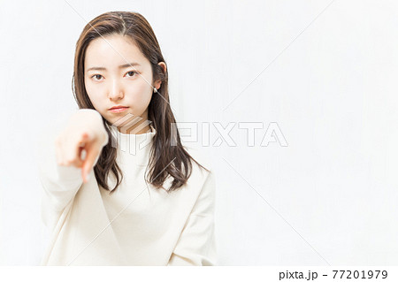 正面を指さす女性 77201979