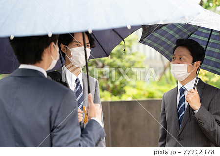 ビジネスマン 雨 傘 梅雨 ビジネスマン 雨 傘 梅雨 77202378