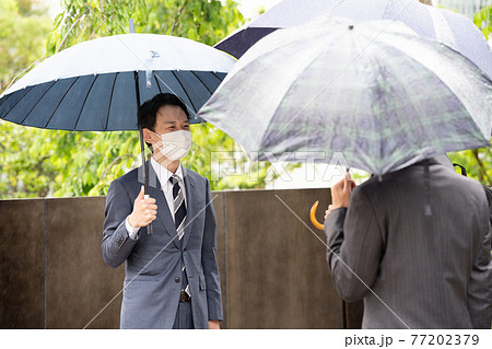 ビジネスマン 雨 傘 梅雨 ビジネスマン 雨 傘 梅雨 77202379