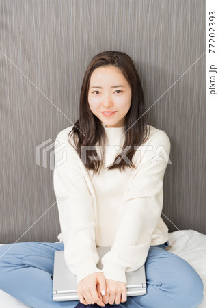 あぐらをかく女性 77202393