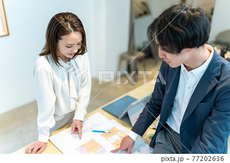 住宅の間取りを説明する女性 77202636
