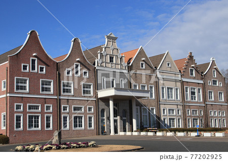 ヨーロッパ風のお洒落な建物 77202925