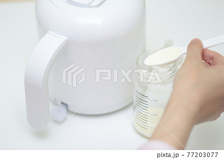哺乳瓶に粉ミルクを作るママ 哺乳瓶に粉ミルクを作るママ 77203077