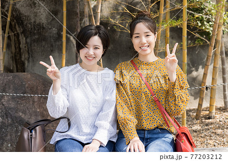 女子旅で杵築市を観光する若い女性と友達 【杵築市】 女子旅で杵築市を観光する若い女性と友達 【杵築市】 77203212