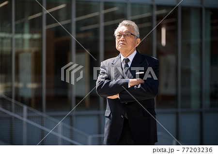 ビジネスマン　シニア男性　屋外 77203236