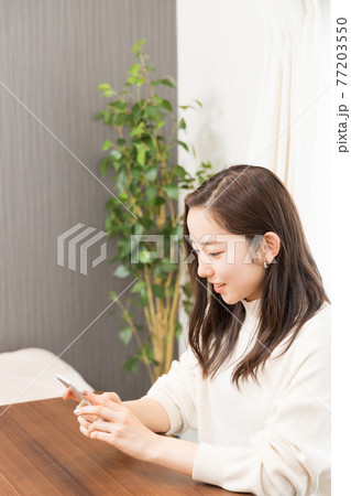 スマートフォンと女性 スマートフォンと女性 77203550