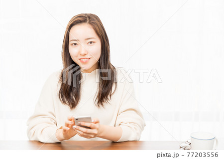 スマートフォンと女性 77203556