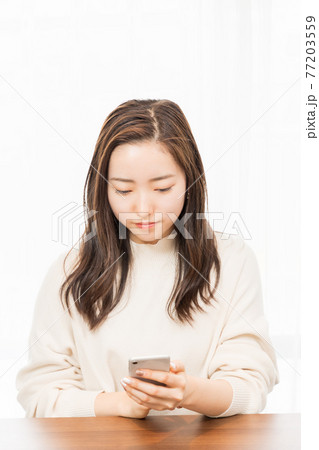 スマートフォンと女性 77203559