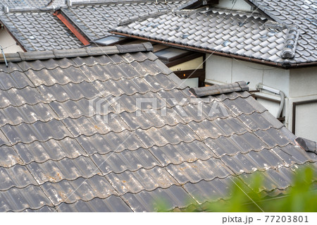 和瓦　ずれた瓦　雨漏りの原因 77203801