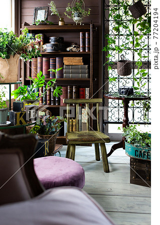 素敵なインテリアのお部屋にある子供用の椅子の写真素材