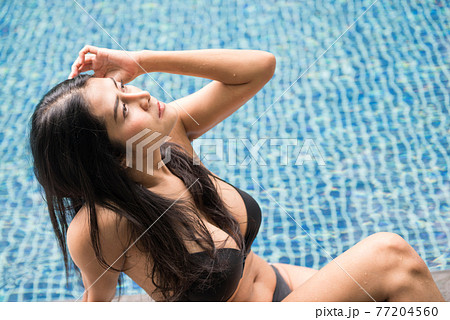 Sexy woman get tan by sunbathing at pool summerの写真素材 ...