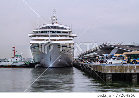 日本の横浜都市景観　急遽帰港した飛鳥Ⅱ。下船準備中（乗船者にコロナ陽性者判明…）＝1日、大さん橋 77204856
