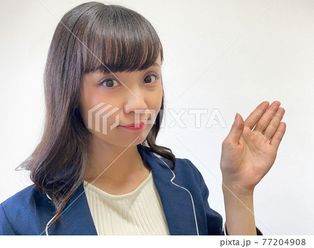 手差しポーズのビジネスウーマン 77204908